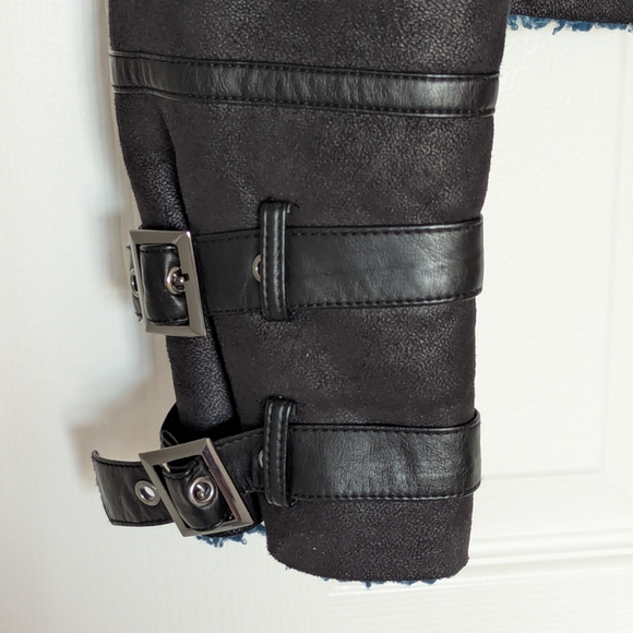 NWOT Guess UNISEX (Size S)  Faux-Leather Black Bomber Jacket With Sherpa Lining - Picture 2 of 16